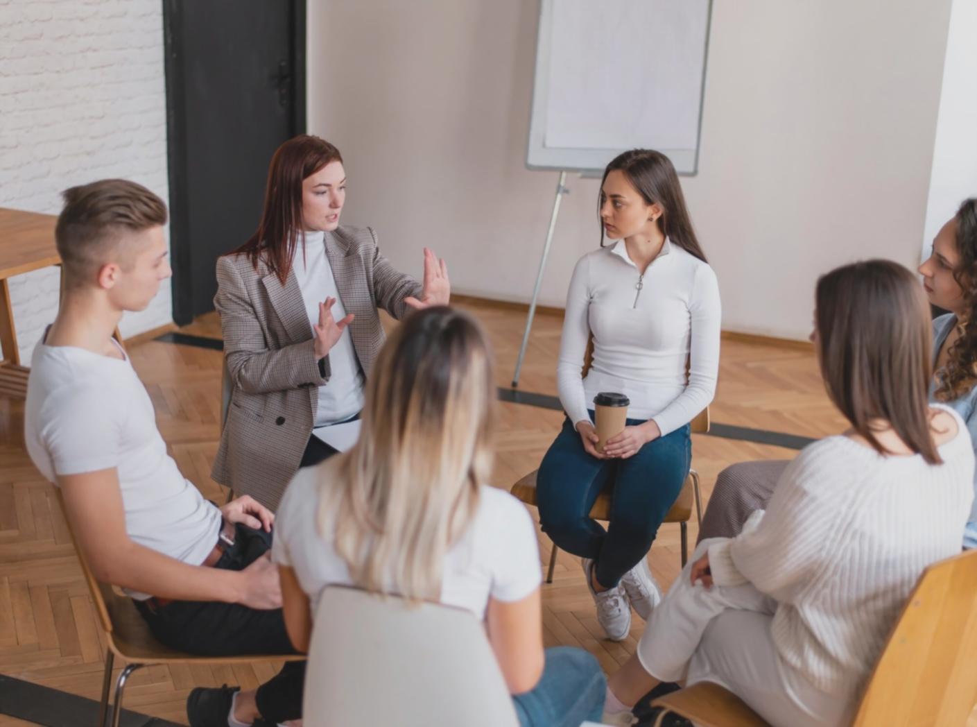 Groupe de participants travaillant ensemble sur un projet financier